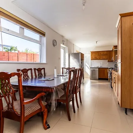 Дом отдыха Oldbury - Big 7-bedroom House W Garden & Parking For 14 Guests