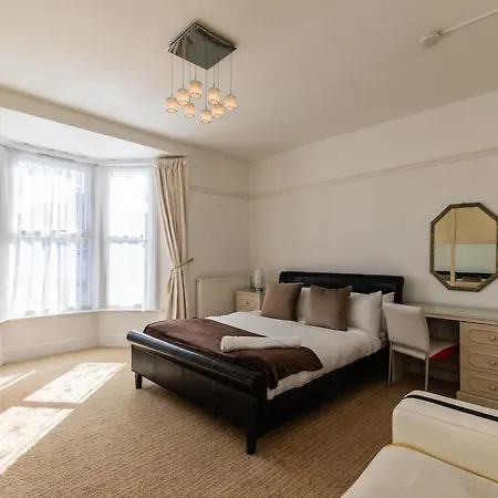 Oldbury - Big 7-bedroom House W Garden & Parking For 14 Guests