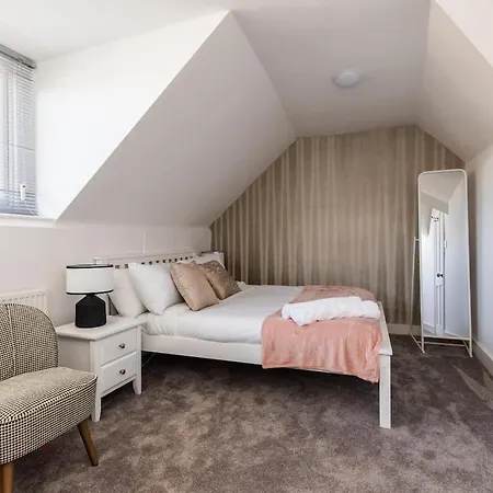 Дом отдыха Oldbury - Big 7-bedroom House W Garden & Parking For 14 Guests
