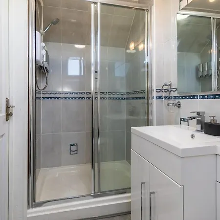 Oldbury - Big 7-bedroom House W Garden & Parking For 14 Guests * Бристоль