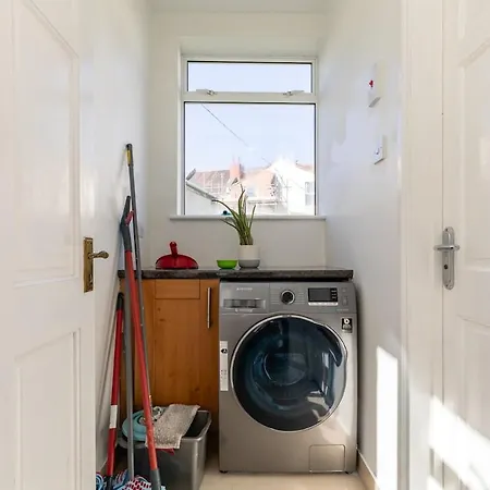 Дом отдыха Oldbury - Big 7-bedroom House W Garden & Parking For 14 Guests *