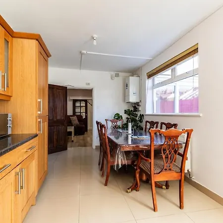 Oldbury - Big 7-bedroom House W Garden & Parking For 14 Guests Дом отдыха