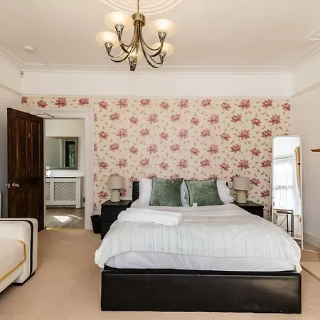 Дом отдыха Oldbury - Big 7-bedroom House W Garden & Parking For 14 Guests