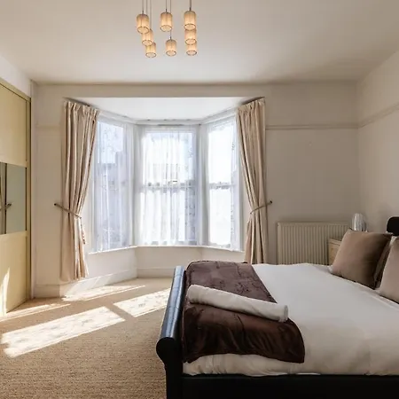 Oldbury - Big 7-bedroom House W Garden & Parking For 14 Guests *