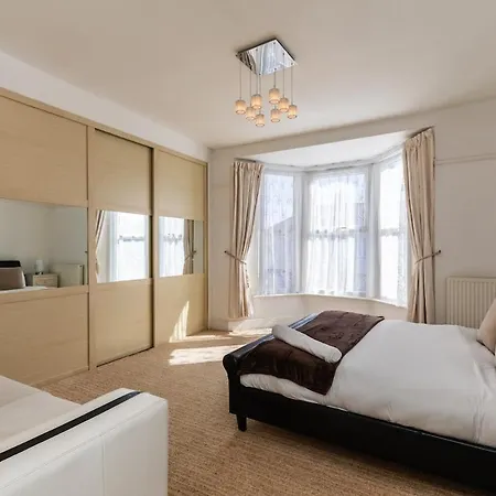 Дом отдыха Oldbury - Big 7-bedroom House W Garden & Parking For 14 Guests