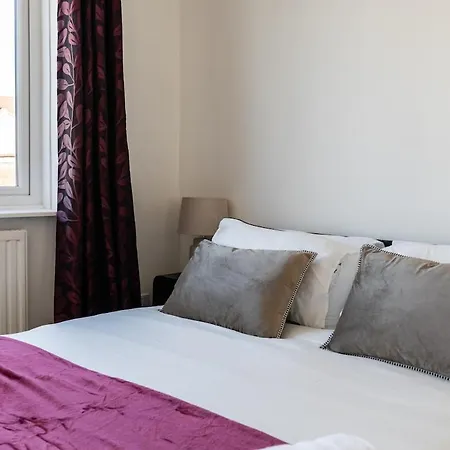 Дом отдыха Oldbury - Big 7-bedroom House W Garden & Parking For 14 Guests Бристоль