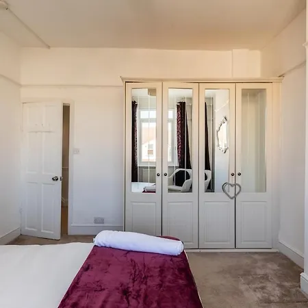 Дом отдыха Oldbury - Big 7-bedroom House W Garden & Parking For 14 Guests
