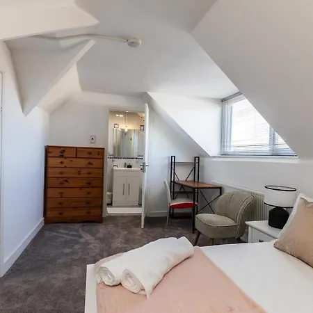 Дом отдыха Oldbury - Big 7-bedroom House W Garden & Parking For 14 Guests Бристоль