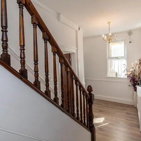 Oldbury - Big 7-bedroom House W Garden & Parking For 14 Guests *